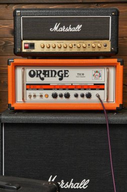 Budapeşte, Macaristan - 28 Ocak 2025: Orange TH30 gitar amplifikatörü, klasik İngiliz gitar amfisi hepsi bir stüdyoda, Marshall DSL 20 tüm tüp