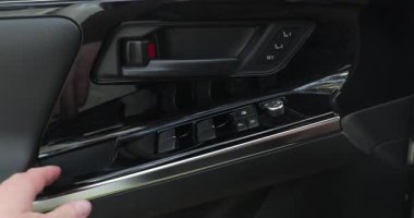 Kapalı araba kapısı sürücü koltuğunda oturuyor.