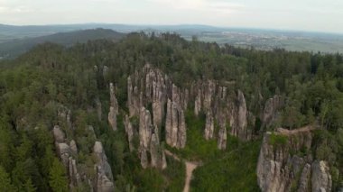 Çek Cumhuriyeti 'ndeki Prahov Kayaları, görkemli uçurum kulelerinin hava aracı görüntüsü