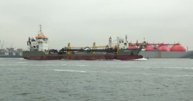 Rotterdam, Hollanda - 19 Eylül 2019: Maasvlakte yakınlarındaki Rotterdam Limanı 'nda yelken açan gemi. Dredger gemisi karayı geri almak ve limanı Kuzey Denizi 'ne genişletmek için kullanılır.