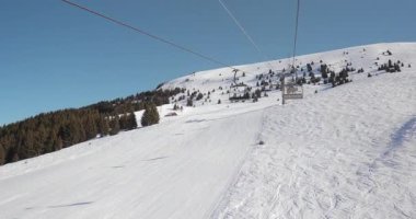 Alpe dHuez, Fransa 'daki Alpler' de kayak asansörünü kullanarak, karlı dağlara tırmanıyor.