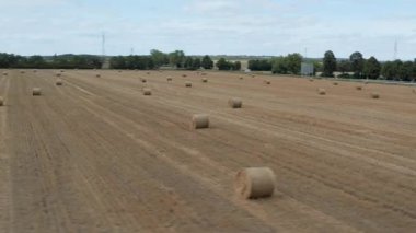 Saman yığınlarıyla kuru kırsal alan, havadan uçan insansız hava aracı.