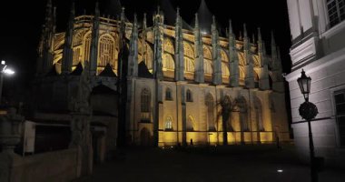 Çek Cumhuriyeti 'nin Kutna Hora kentindeki Aziz Barbara Kilisesi' nin Gotik katedrali gece görüşü eski Cizvit Koleji binasından gelen kamera hareketiyle