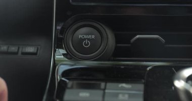 Melez ya da elektrikli bir aracın düğmesine bas, parmak bas, çalıştır