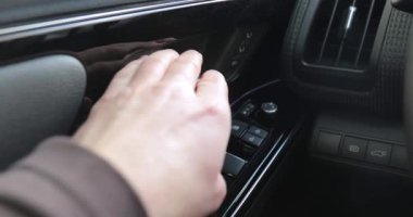 Sürücü koltuğunda oturan açık araba kapısı, varış noktasına vardığında çıkıyor.