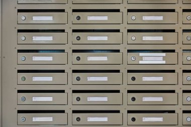 Bir apartman bloğunun posta kutuları, daireler için posta kutuları