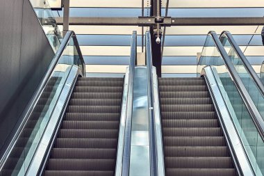 Tren istasyonunda boş yürüyen merdiven.