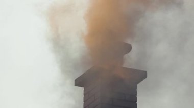 Çatı bacası, yanan odun ve kömürden çıkan yoğun duman. Kötü ısıtma uygulamalarından kaynaklanan hava kirliliği Doğu Avrupa köylerinde yaygındır