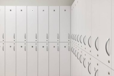 Spor salonundaki beyaz dolaplar ya da yüzme havuzundaki soyunma odaları.