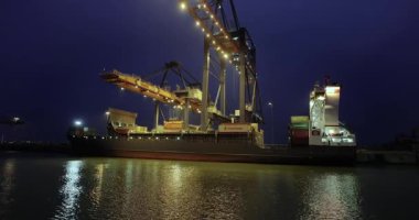 Rotterdam, Hollanda - 12 Şubat 2023: Kargo konteyner terminali gece Rotterdam limanında, Maasvlakte limanında gece vardiyasında yüklü konteyner gemileri