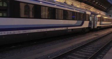 Budapeşte, Macaristan - 21 Şubat 2025: Budapeşte Keleti Palyaudvar ana tren istasyonundaki yolcu trenleri, akşam alacakaranlığı