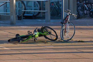 Hollanda 'da sokakta bisikletler, biri devrilmiş.