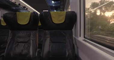 Tren yolculuğu penceresi manzarası ve gün batımı tren yolculuğunda bedava koltuklar.