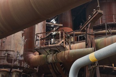 Eski demir Ostrava 'da paslı endüstriyel yapılarda çalışır.