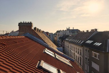 Çatıların üstündeki çatı manzarası Budapeşte şehir merkezindeki bir evin tepesinde duruyor.
