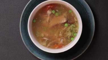 Masada tavuk ve sebzeli et çorbası, karıştırıcı sıcak yemek, ev yapımı.