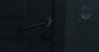 Gece girerken bir odada ışık düğmesi açıldı.