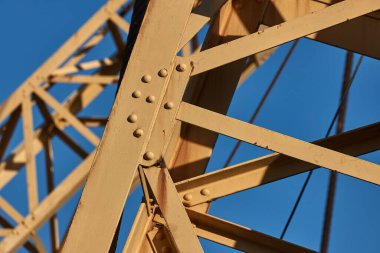 Rıhtımdaki eski bir vincin çelik şebeke yapısı, vidalanmış eklem kapağı.