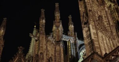Prag St. Vitus Katedrali Gotik kilise binası geceleri karanlık, dramatik, heykel ve heykellerle dolu kulelerde aydınlatılmış.