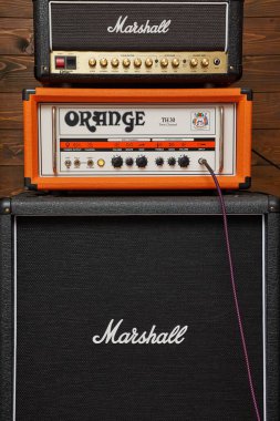 Budapeşte, Macaristan - 28 Ocak 2025: Orange TH30 gitar amplifikatörü, klasik İngiliz gitar amfisi hepsi bir stüdyoda, Marshall DSL 20 tüm tüp