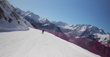 Fransız Alplerinde kayak yamacı, kayak manzarası, Alpe dHuez, güneşli bir gün, kayak pistinde ilk kişi.
