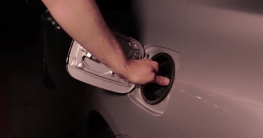 Geceleri benzin istasyonundaki bir arabaya benzin doldurmak.