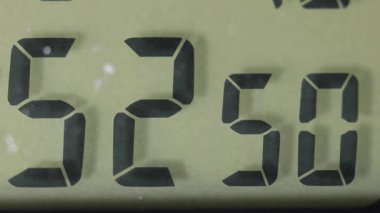 Dijital saat likit kristal sekizli sekizli rakamların zaman gösterimi, geçen saniyelerin yakın çekimi