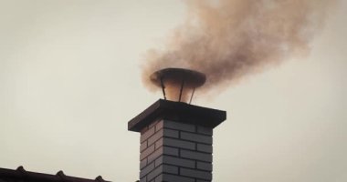 Kırsal çatı bacası, yanan odun ve kömürden çıkan yoğun duman. Kötü ısıtma uygulamalarından kaynaklanan hava kirliliği Doğu Avrupa kırsallarında yaygındır.