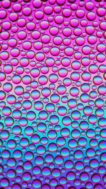 Neon eğimli dikey arkaplanda renkli kırılma özelliği olan cam küreler. Soyut yoğunlaşmanın makro görünümü ışık etkisiyle düşer. Yakın çekim su damlacıkları modern sanat dokusu. Vektör illüstrasyonu