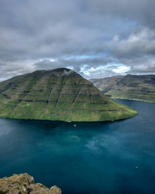 Faroe Adaları 'ndaki Bordoy adasındaki Klakkur manzarası