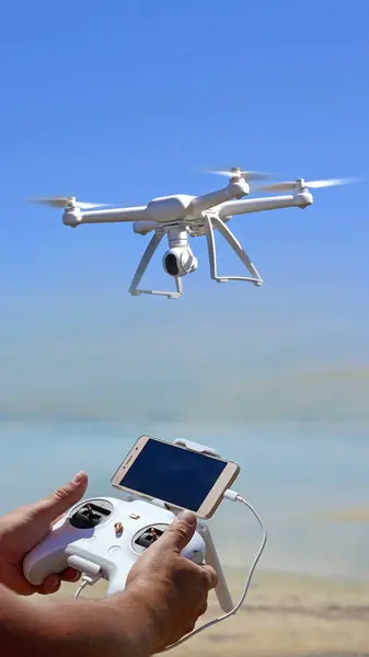 Χέρια Κρατώντας Τηλεχειριστήριο Drone Και Drone Στον Ουρανό — Φωτογραφία Αρχείου