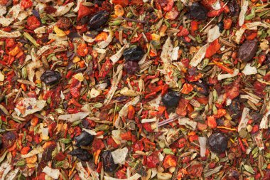 Asya yemekleri pişirmek için baharat karışımının arka planı- plov, curry ve diğerleri. Maydanoz, kereviz kökü, domates, kırmızı biber, kırmızı biber, kırmızı biber, soğan, böğürtlen, kimyon, safran baharatı.