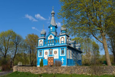 Kutsal Hayat 'ın eski ahşap kilisesi Üçlemeci' yi veriyor. Telyadovichi köyü, Kopyl bölgesi, Minsk bölgesi, Belarus.