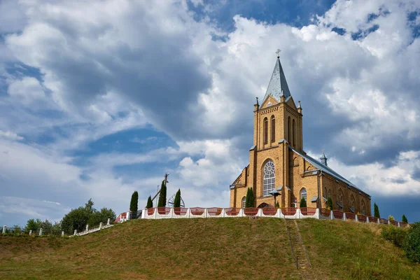 Starý Katolický Chrám Nanebevzetí Panny Marie Vesnici Krasnoe Okres Molodechno — Stock fotografie
