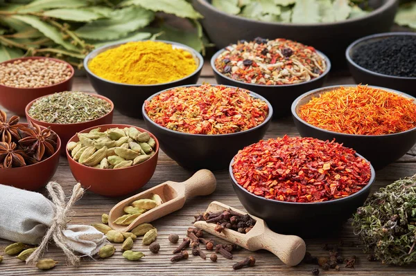 Skålar Med Olika Aromatiska Kryddor Och Kulinariska Örter Olika Kryddor — Stockfoto
