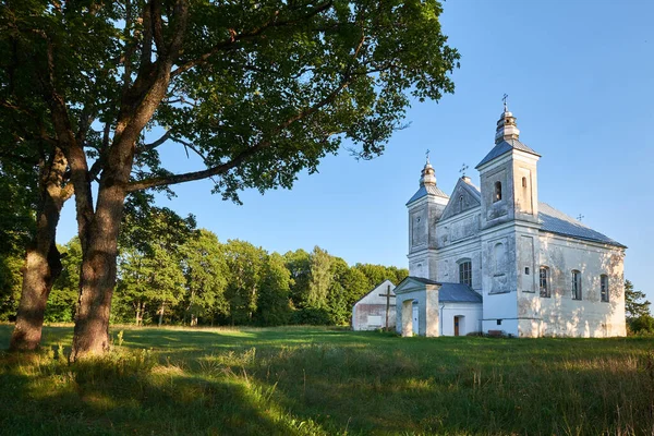 白俄罗斯明斯克地区Myadel区Zasvir村公园中古老的圣三一天主教教堂和Carmelite修道院 — 图库照片