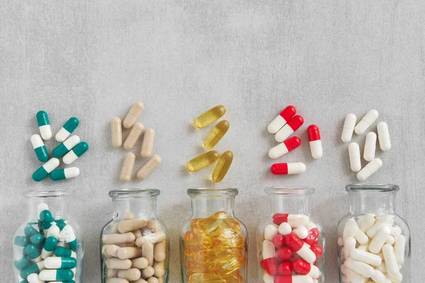 Több Üveg Kiegészítők Tablettát Különböző Étrend Kiegészítők Vitaminkapszulák Felülnézet — Stock Fotó