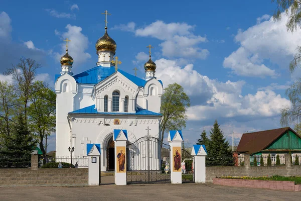 ベラルーシのミンスク地方のウズダ市にある古代の聖ピーターとポール教会 — ストック写真