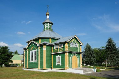 Kutsal Hayat 'ın eski ahşap kilisesi Üçlemeci' yi veriyor. Morino köyü, Grodno bölgesi, Belarus. 