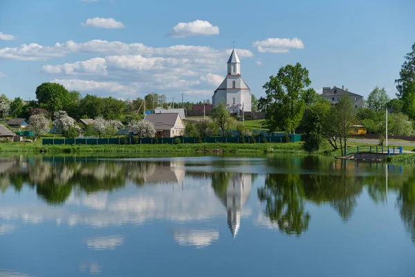 벨라루스 민스크 지역의 오래된 마리아와 호수의 교회의 — 스톡 사진
