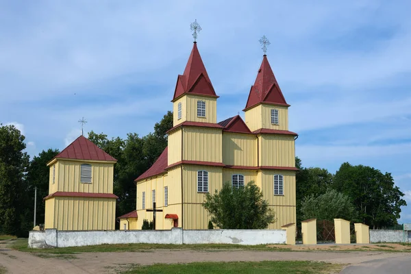 古代の木造教会ダディ村 ゴドノ地方 ベラルーシの聖母マリアの誕生 — ストック写真