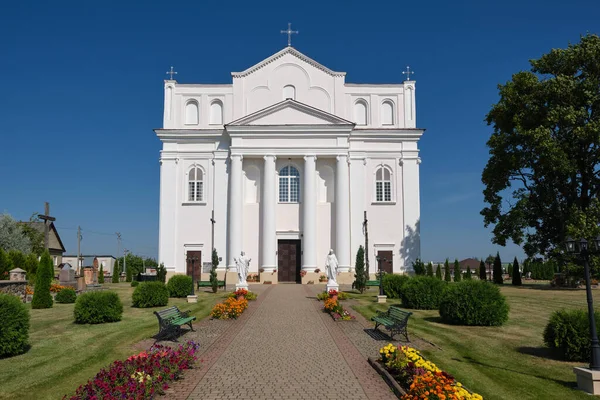 圣科斯马斯和达米安古老的天主教教堂 Ostrovets 白俄罗斯 — 图库照片