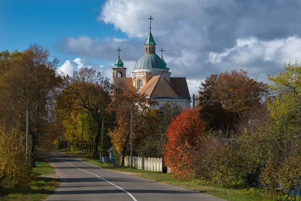 삼위일체와 도로의 오래된 가톨릭 교회의 Benitsa 민스크 벨라루스 — 스톡 사진