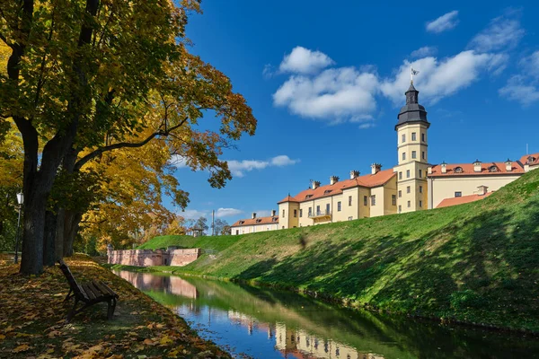 Blick Auf Die Weißrussische Touristenattraktion Burg Nesvizh Der Herbstlandschaft Neswisch — Stockfoto