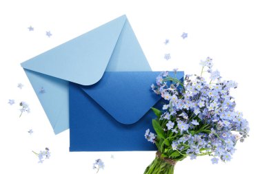 Üzerinde düğün davetiyesi olan mavi bir zarf ya da bir buket yabani otla süslenmiş bir doğum günü mektubu. Düz yatıyordu. Üst görünüm.