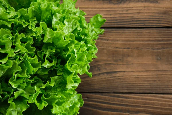 木製のキッチンテーブルの緑のレタスサラダのヘッド トップビュー テキストのためのスペースをコピーします 健康的なダイエット食品 — ストック写真