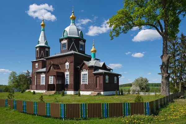 白俄罗斯明斯克地区斯洛博德卡村圣乔治维多利亚时代古老木制教堂 — 图库照片