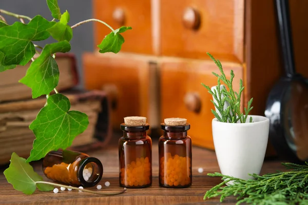 Bir Şişe Homeopati Granülü Homeopatik Ilaçlı Dolap Arka Planda Eski — Stok fotoğraf