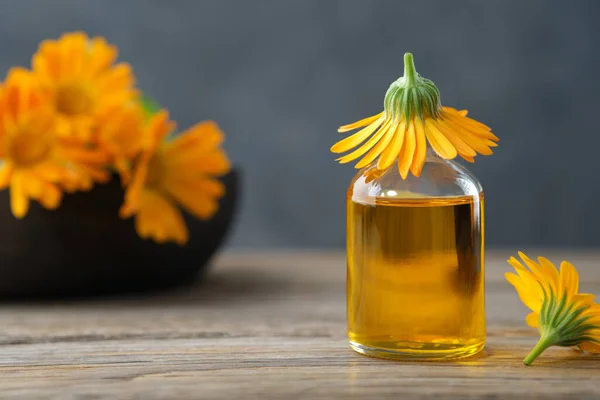 Eine Flasche Ätherisches Calendula Oder Aufguss Und Ringelblumen Hintergrund Alternative — Stockfoto