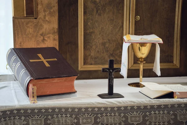 Složení Katolických Symbolů Bible Dřevěný Kříž Zlatý Kalich Oltáři — Stock fotografie